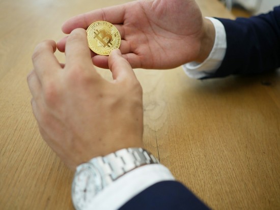 Πού επενδύουν οι Millennials εκατομμυριούχοι και πού οι Baby Boomers