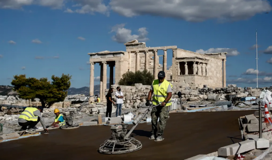 Guardian: «Acropolis Now» – Οι αντιδράσεις του τσιμεντώματος του Ιερού Βράχου