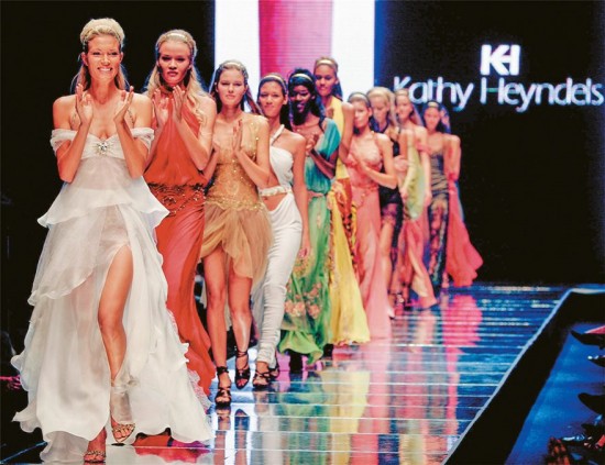 Η κατάρρευση των κορυφαίων της μόδας: Μiss Raxevsky – Kathy Heyndels στην πασαρέλα της χρεοκοπίας