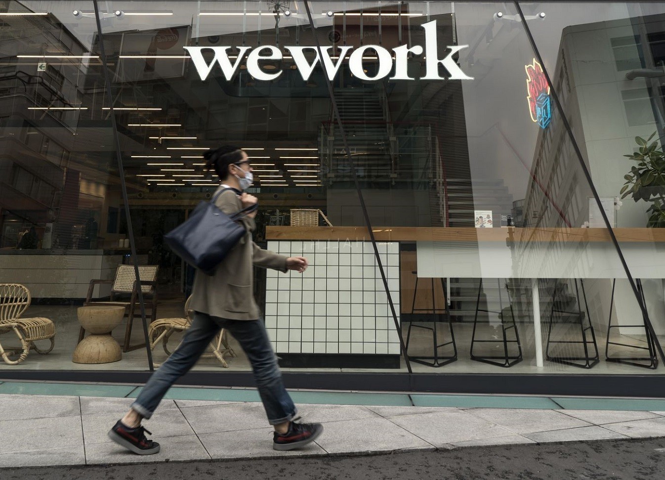 WeWork: Η εταιρεία κοινόχρηστων επαγγελματικών χώρων που ψυχορράγησε εν μέσω πανδημίας