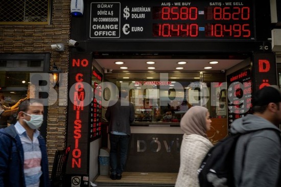 Σταθερά κρατά τα επιτόκια η Κεντρική Τράπεζα της Τουρκίας παρά την αποδυνάμωση της λίρας