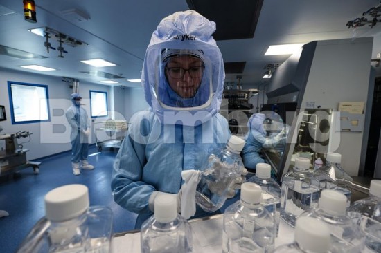 Εμβόλια mRNA: Πώς χώρισαν τον πλανήτη στα δύο