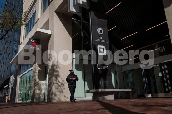 Uber: Από… φθινόπωρο και μόνο οι εμβολιασμένοι στο γραφείο