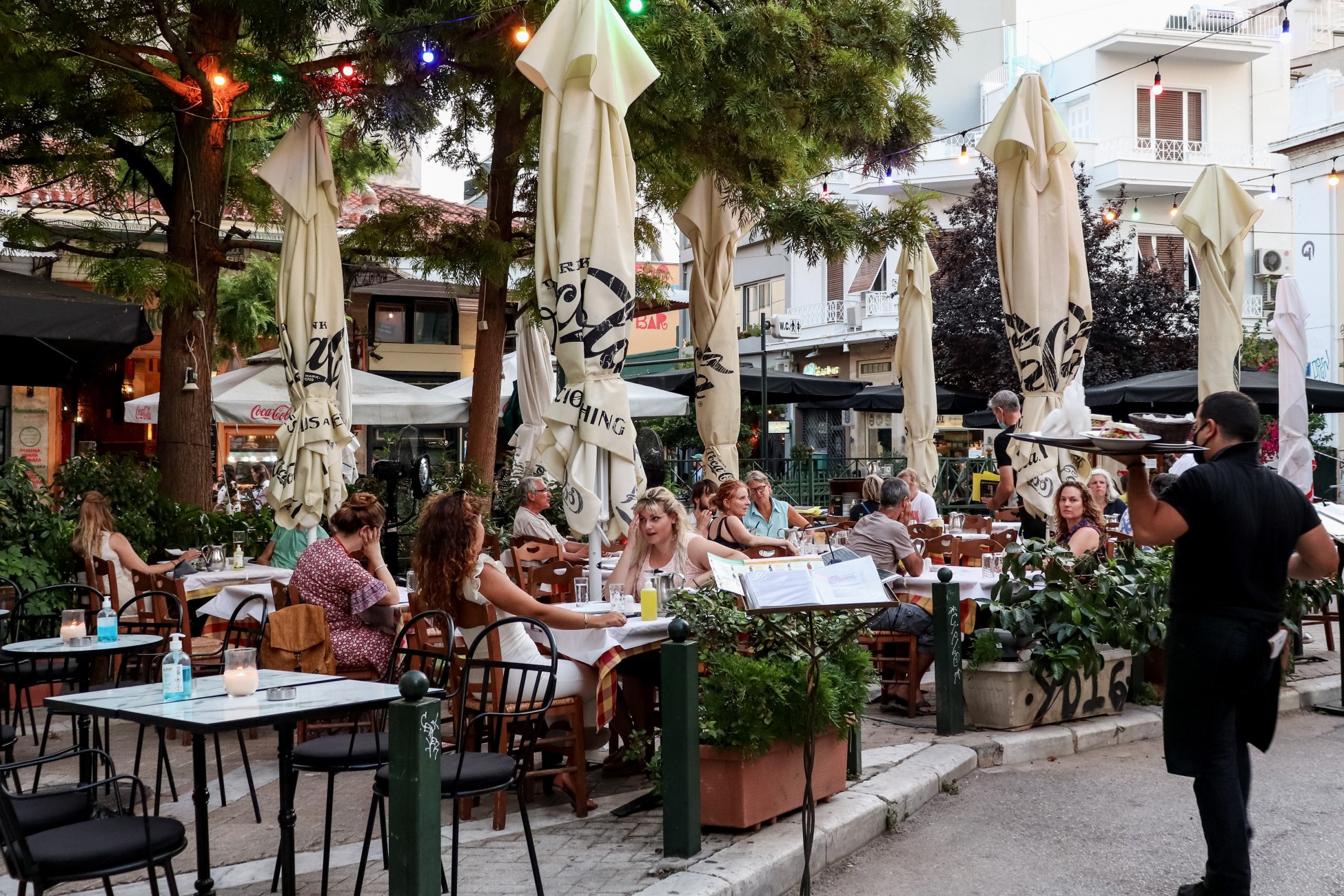 Άρση μέτρων: Πώς θα γίνει στην Ελλάδα η επιστροφή στην κανονικότητα