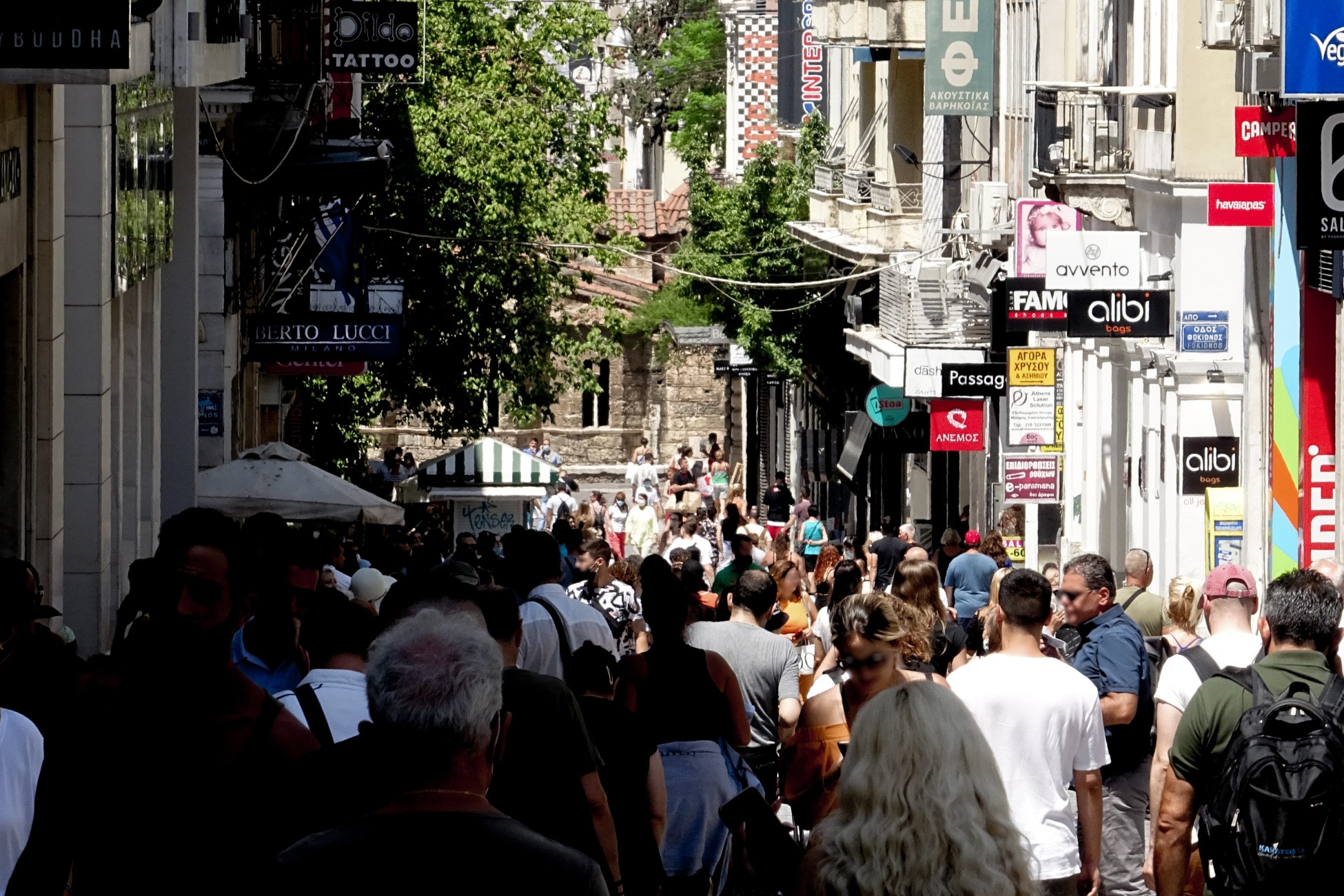 Ελλάδα: Ο πληθυσμός μειώνεται, οι καταναλωτές αυξάνονται (γραφήματα)