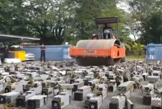 Μαλαισία: Η στιγμή που οι αρχές καταστρέφουν με οδοστρωτήρα 1.069 μονάδες εξόρυξης bitcoin αξίας $1,26 εκατ. (vid)