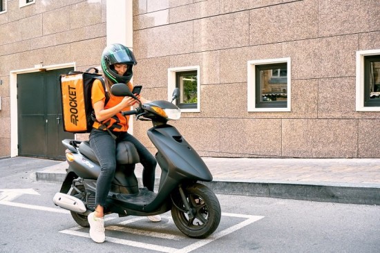 Rocket: Συμβάσεις αορίστου χρόνου με τους διανομείς – Χατζηδάκης: Αυτή είναι η απάντηση για την e-food