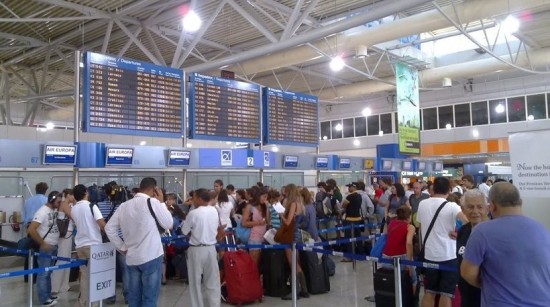 Handelsblatt: Το πρωτοφανές χάος στα ευρωπαϊκά αεροδρόμια δεν έχει επηρεάσει την Ελλάδα