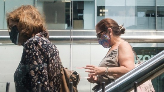 Σύσταση για εκ νέου χρήση μάσκας σε εσωτερικούς χώρους και από πλήρως εμβολιασμένους