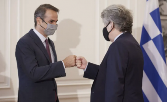 Μητσοτάκης σε Μπρετόν: «Η πρόκληση είναι να πείσουμε τους πολίτες να εμβολιαστούν»