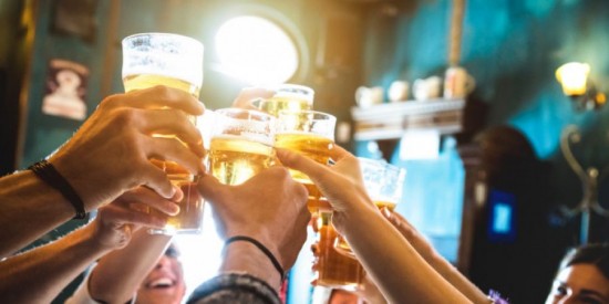 Τι αλλάζει στη ζωή μας από τη μετάλλαξη Όμικρον – Τest για τους εμβολιασμένους σε εστίαση και διασκέδαση