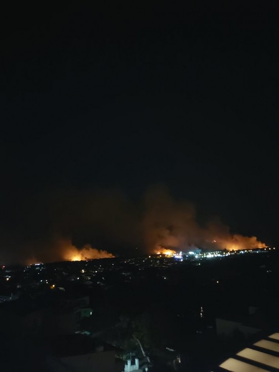 Εφιαλτική νύχτα σε Βαρυμπόμπη – Αδάμες: Καίγονται σπίτια – Στις φλόγες και επιχειρήσεις (upd)