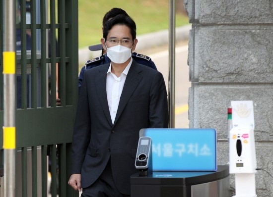 Samsung: Αποφυλακίστηκε υπό όρους ο επικεφαλής του κολοσσού – Πιο αδύνατος και μεταμελημένος (vid)