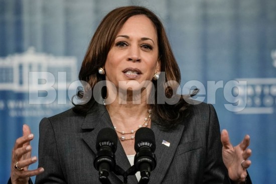 ΗΠΑ: Διπλωματικό πόκερ στην αυλή της Κίνας – Το ταξίδι της Κάμαλα Χάρις σε Σιγκαπούρη και Βιετνάμ