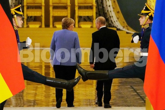 Τα εκκρεμή ζητήματα με Πούτιν απειλούν την πολιτική κληρονομιά της Μέρκελ (και την Ευρώπη)