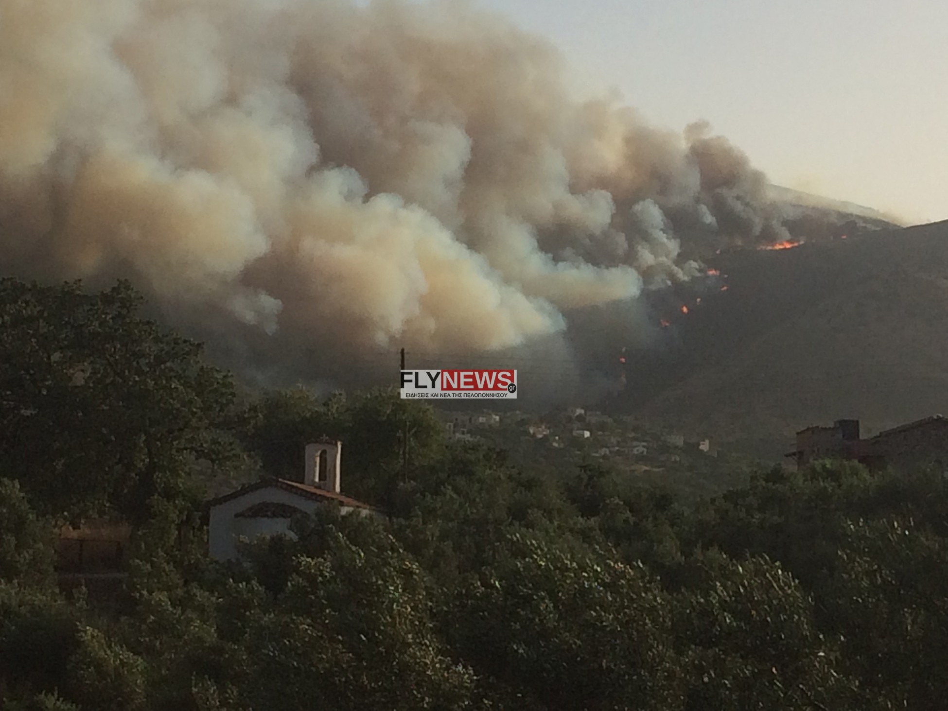 Φωτιά σε Μάνη, Μεσσηνία και Εύβοια: Εκκενώθηκαν οικισμοί – Μάχη με τις αναζωπυρώσεις