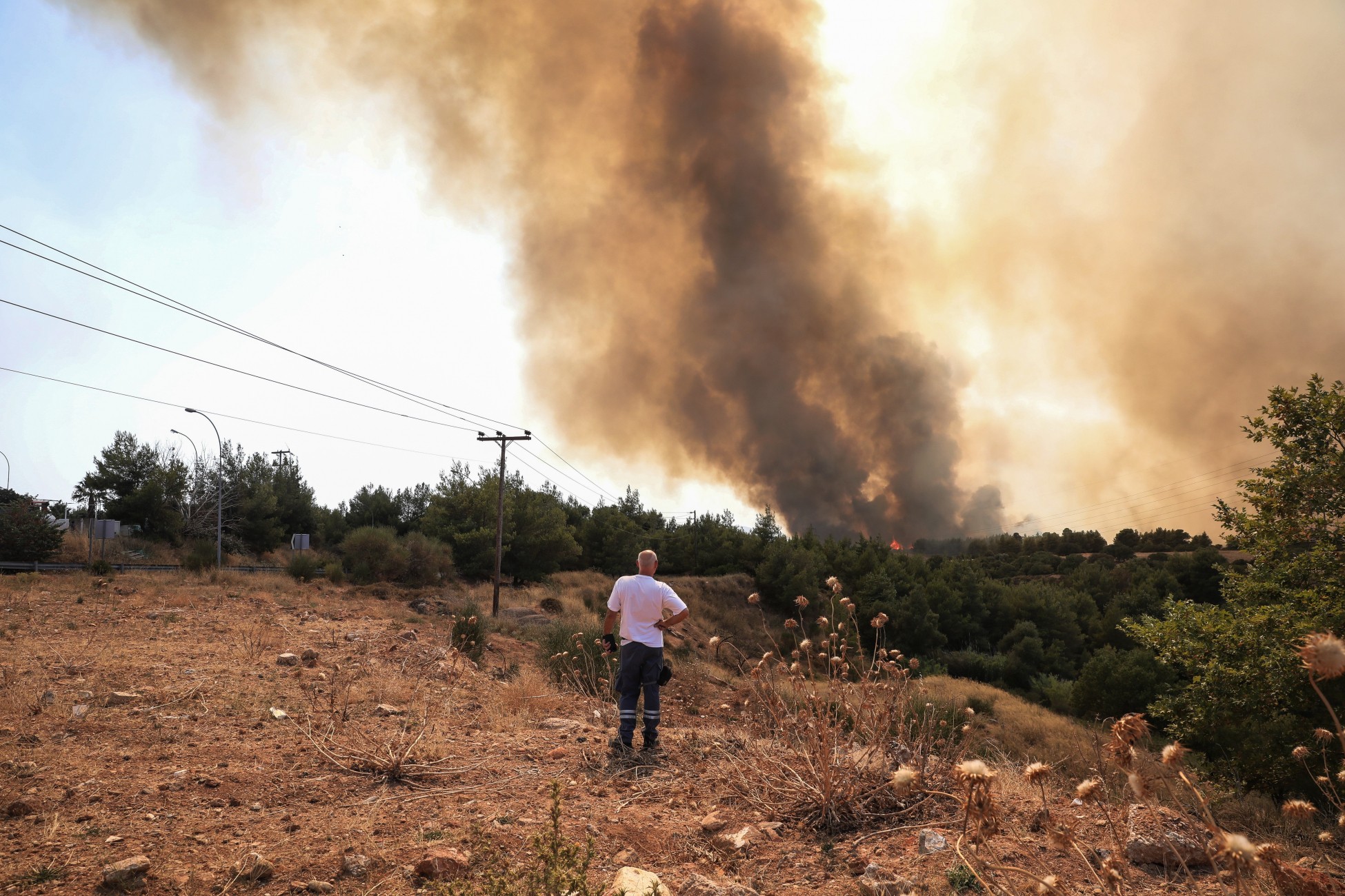 Φωτιά τώρα: Καίγονται σπίτια σε Βαρυμπόμπη και Αδάμες – Εκκενώνονται οι Θρακομακεδόνες (upd)
