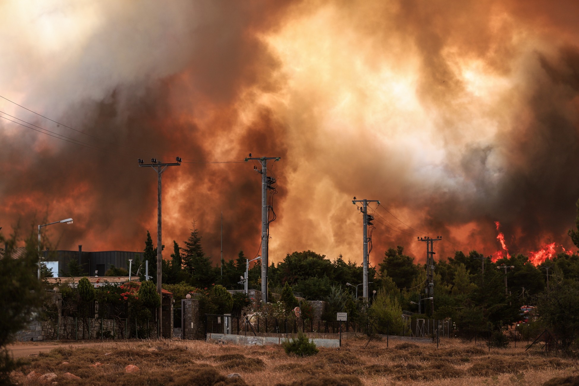 Φωτιές στην Αττική: Τα πρώτα μέτρα στήριξης των πληγέντων – Οι πέντε άξονες
