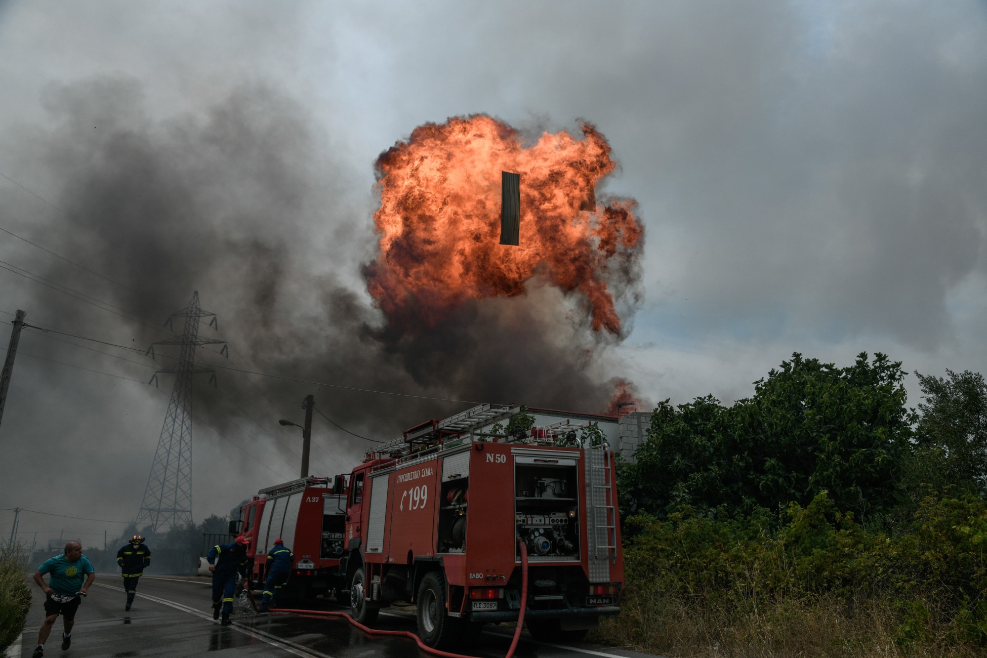 Φωτιές στην Αττική: Πυρκαγιά σε εργοστάσιο στις Αφίδνες – Εκκενώνονται Καπανδρίτι και Πολυδένδρι – Τα ανοιχτά μέτωπα (vid)