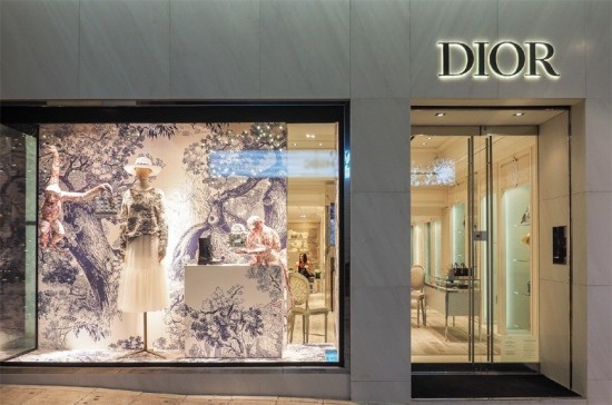 Ποια κρίση, ποια ύφεση; Ουρές έξω από τα Dior, δημοπρασίες σε τιμές ρεκόρ, άλμα στις πωλήσεις Mercedes
