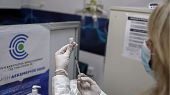 Εμβολιασμοί: 100.000 νέες μολύνσεις σε 14 μέρες – Στους 5 μήνες η ενισχυτική δόση