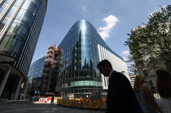 Μόνο στην Goldman: Πώς «δωροδοκούνται» τραπεζίτες για να επιστρέψουν στο γραφείο