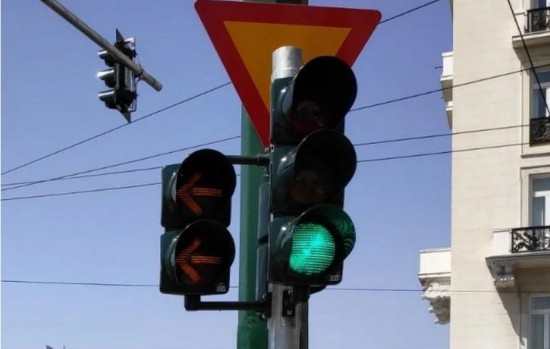 Περιφέρεια Αττικής: Άρχισαν να τοποθετούνται φωτεινοί σηματοδότες τύπου Led