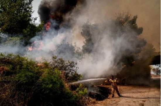 Φωτιές: Μάχη με τις αναζωπυρώσεις σε Ηλεία και Ανατολική Μάνη – Σε ποιες περιοχές υπάρχει πολύ υψηλός κίνδυνος