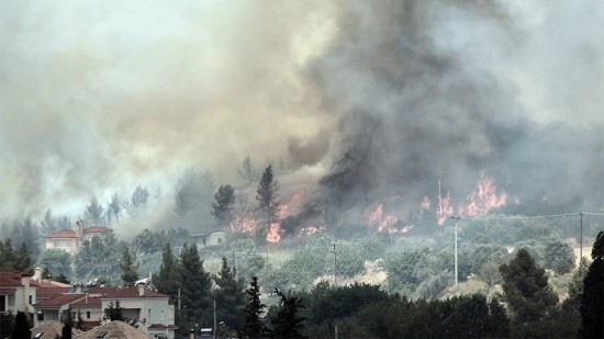 Μάχη με τις αναζωπυρώσεις: Στη Μαλακάσα το μέτωπο – Κάηκαν σπίτια στους Θρακομακεδόνες