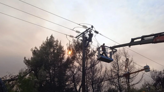 Χωρίς ρεύμα 17.000 νοικοκυριά από τις φωτιές σε Αττική και Εύβοια (Vid)