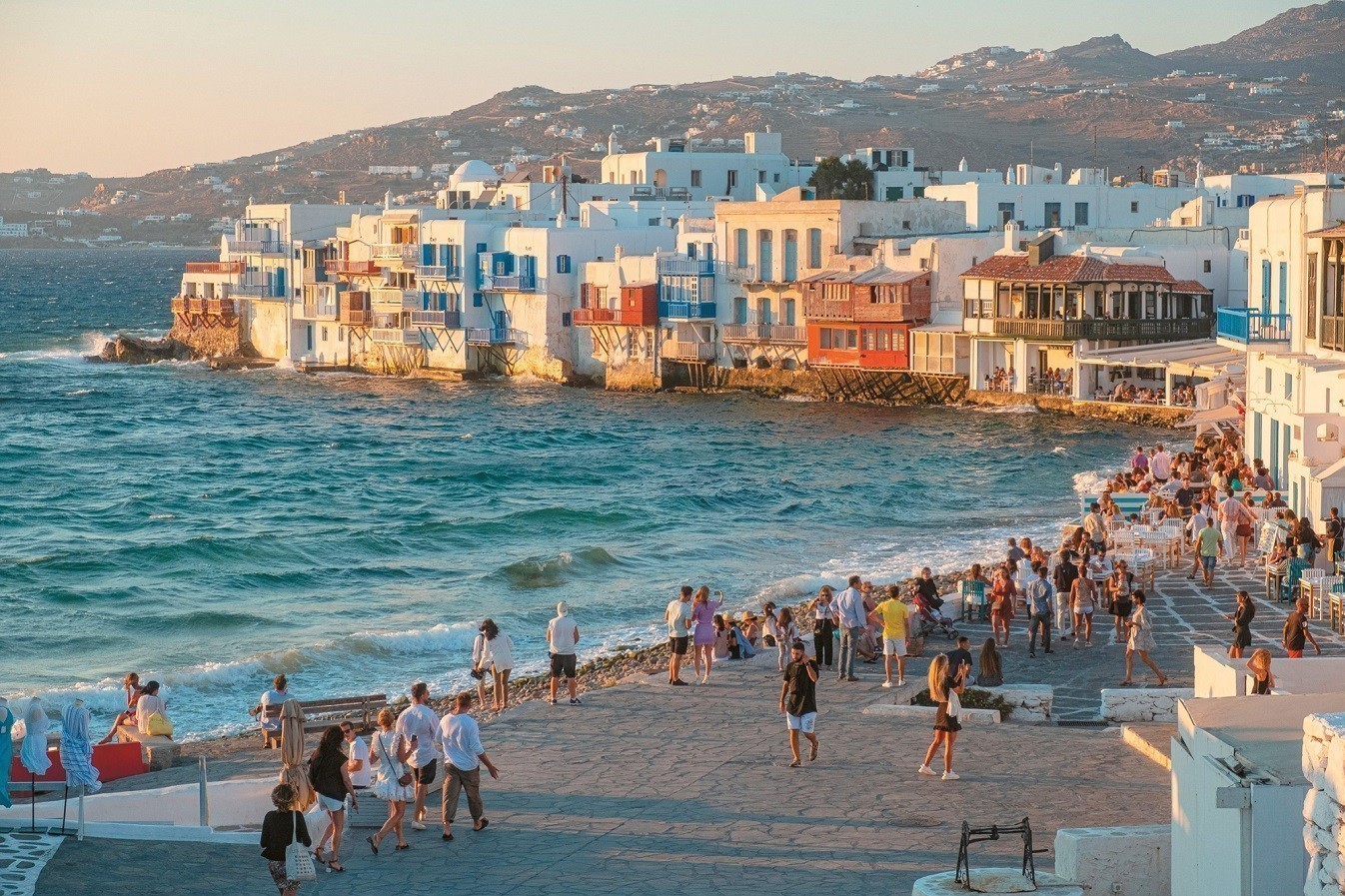 Στενάζουν οι υποδομές σε Μύκονο – Σαντορίνη (pics)