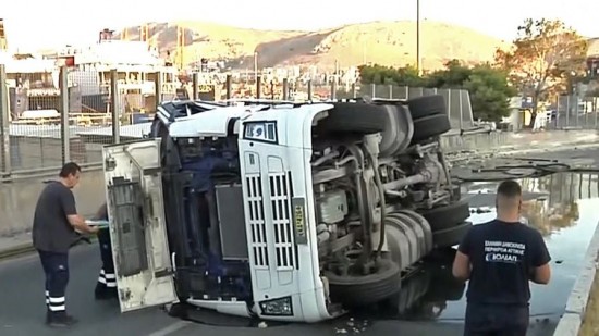 Κλειστή η λεωφόρος Δραπετσώνας έπειτα από ανατροπή βυτιοφόρου