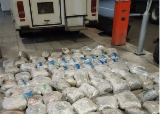ΑΑΔΕ: Μπλόκο σε φορτηγό με 90 κιλά κάνναβη (vid)