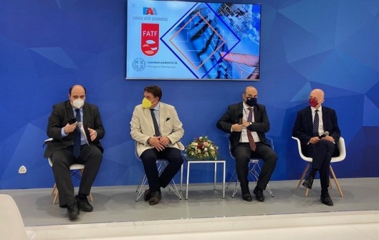 FATF: Κι όμως – Η Ελλάδα αποτελεί παγκόσμιο παράδειγμα στην καταπολέμηση της νομιμοποίησης εσόδων από ξέπλυμα χρήματος