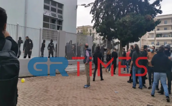 Θεσσαλονίκη: Νέα επεισόδια με μολότοφ και κροτίδες έξω από το ΕΠΑΛ Σταυρούπολης