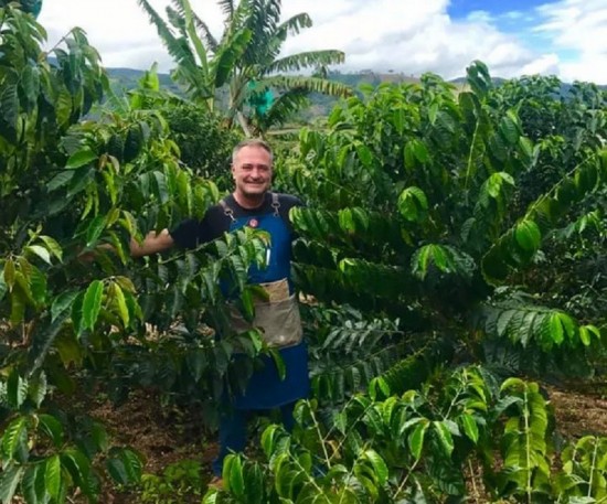 Έλληνας παραγωγός καφέ στην Κολομβία: Ο Δημήτρης Χριστόπουλος και τo success story του