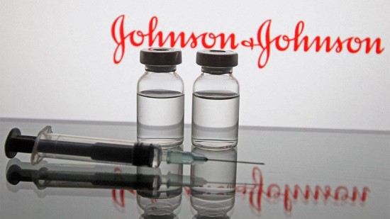 Johnson & Johnson: Τα επίπεδα αντισωμάτων αυξάνονται όταν η δεύτερη δόση χορηγείται έξι μήνες μετά την πρώτη