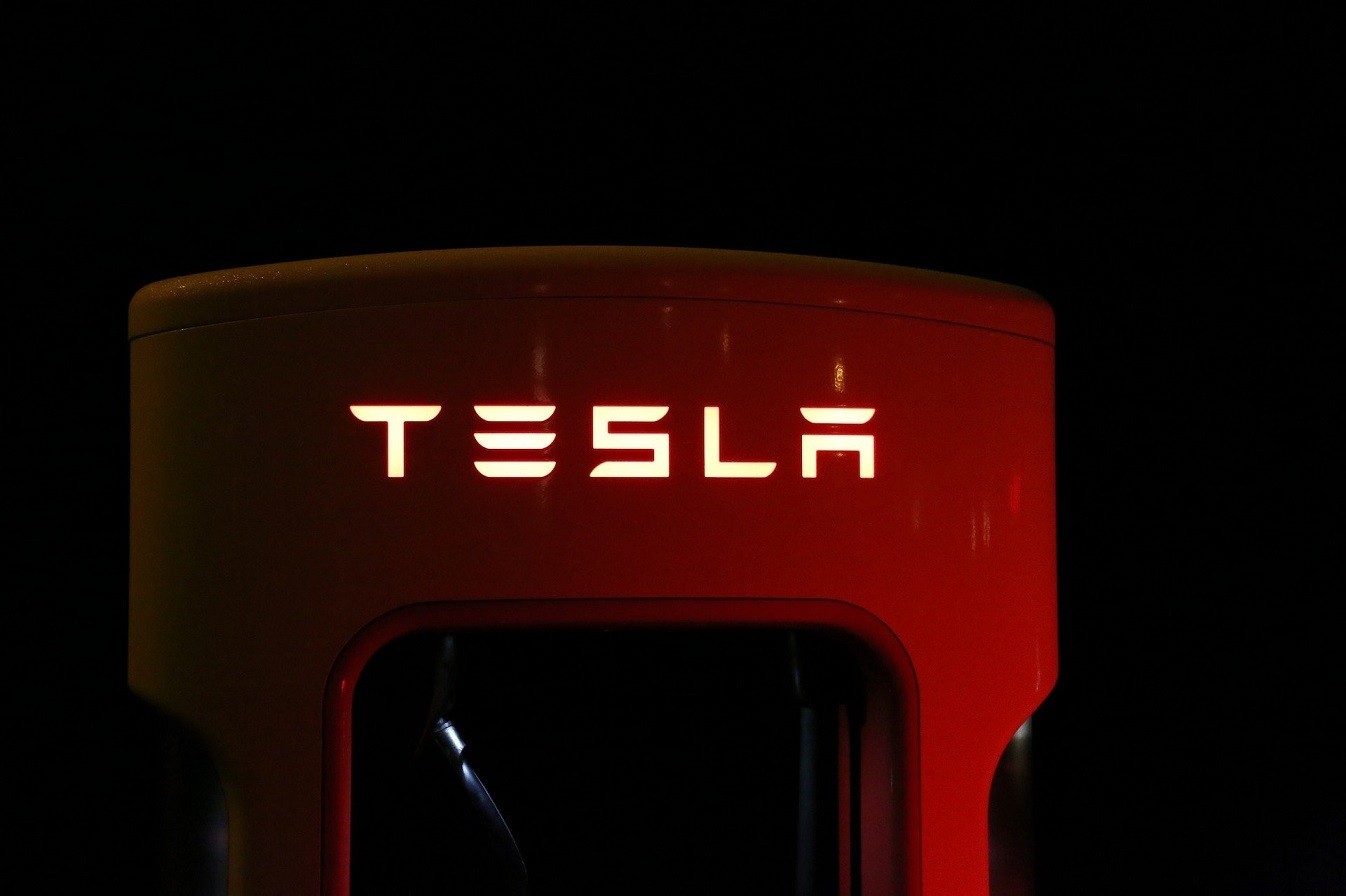 Tesla: Γιατί δεν ανήκει πλέον στις 10 πιο πολύτιμες εταιρείες του S&P 500 (tweets)