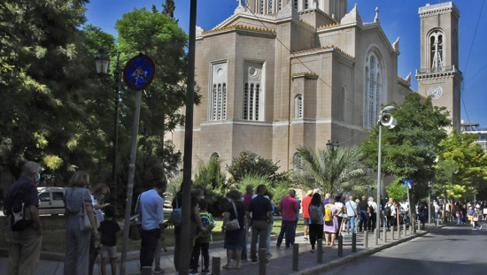 Μίκης Θεοδωράκης: Εκατοντάδες πολίτες τον αποχαιρετούν – Πλήθος κόσμου από το πρωί στη Μητρόπολη