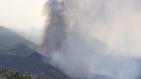 Ισπανία: Kάτοικοι εγκαταλείπουν τις εστίες τους – Συνεχίζει να ρέει η λάβα από το ηφαίστειο στα Κανάρια Νησιά