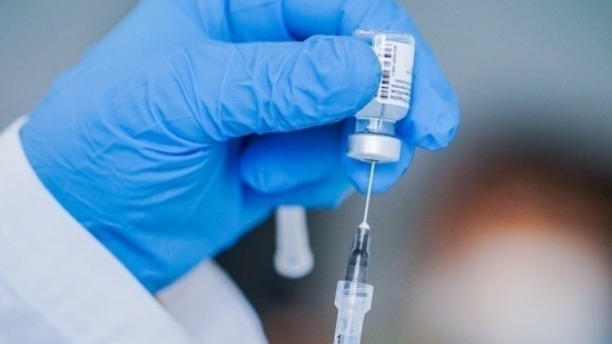 Προαιρετική για τους 30-59 η τέταρτη δόση εμβολίου κατά της Covid – Ισχυρή σύσταση για τους άνω των 60 (upd)