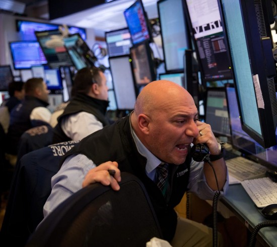 Επανέρχονται οι πιέσεις στη Wall Street – Νέες αυξήσεις επιτοκίων από τον Σεπτέμβριο (upd)