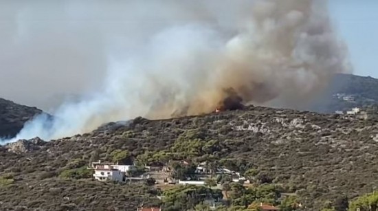 Φωτιά στον οικισμό Λάκκα στην Κερατέα – Καίγεται δασική έκταση (vid)