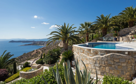 NY Times: Τι προτείνει στους ξένους αγοραστές που επιστρέφουν στην Ελλάδα – Η βίλα των 2,8 εκατ. ευρώ (Photos)