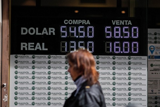Αργεντινή: Καλώς ήλθες, δολάριο – Περισσότερες αποταμιεύσεις από τον μέσο Αμερικανό