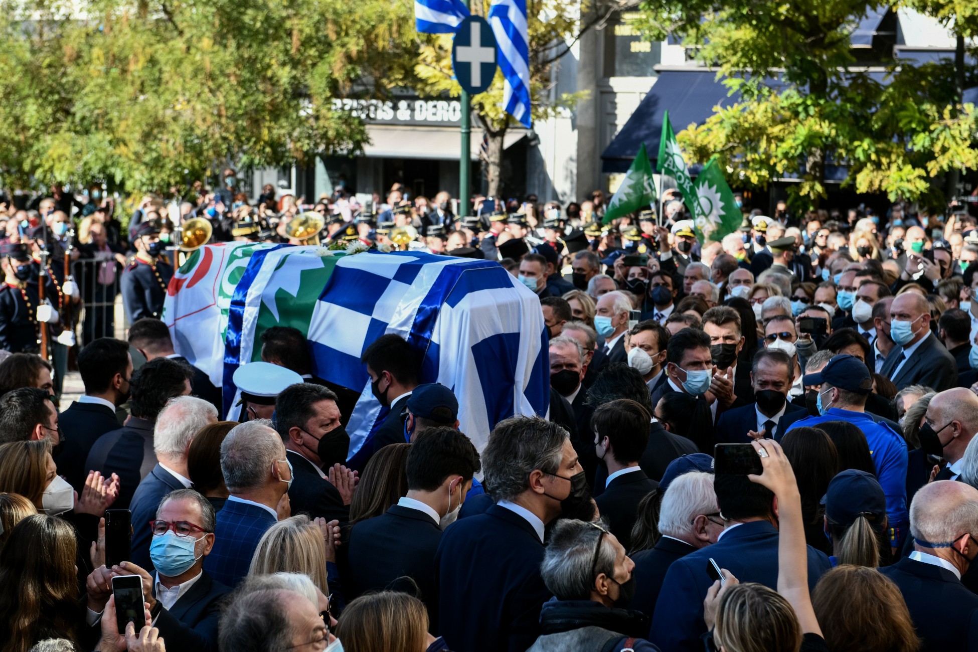 «Αθάνατη» – Όλη η Ελλάδα αποχαιρέτησε με χειροκροτήματα τη Φώφη Γεννηματά (vid) (upd)