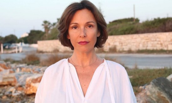 Αρταρί: Η δημοσιογράφος και συγγραφέας που βάλθηκε να μάθει τους Έλληνες να ντύνονται