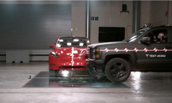 Crash tests: Έτσι κάνει σμπαράλια τα αυτοκίνητά της η Tesla (vid)
