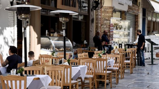 Επί τάπητος περισσότερες ελευθερίες στους εμβολιασμένους ακόμα και στις «κόκκινες» περιοχές