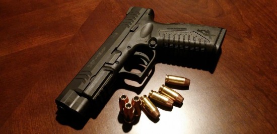 Alec Baldwin: Τι είναι το prop gun που άφησε μια νεκρή στα γυρίσματα της ταινίας “Rust” (vids)